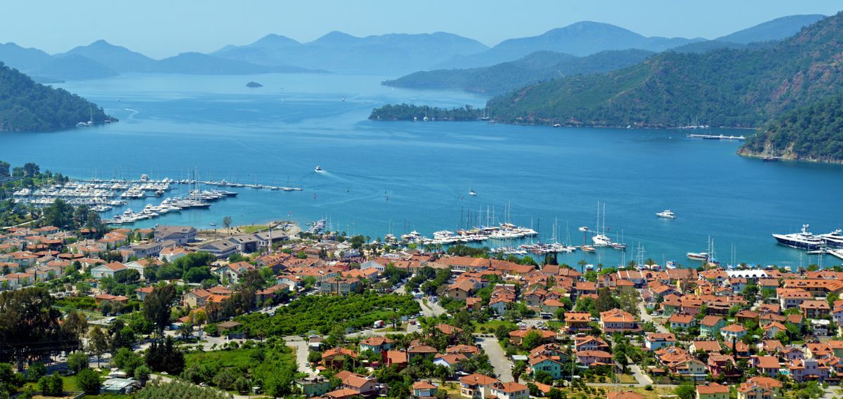 Yukarıdan Göcek: marina, koylar ve çam ormanlarıyla kaplı dağlar
