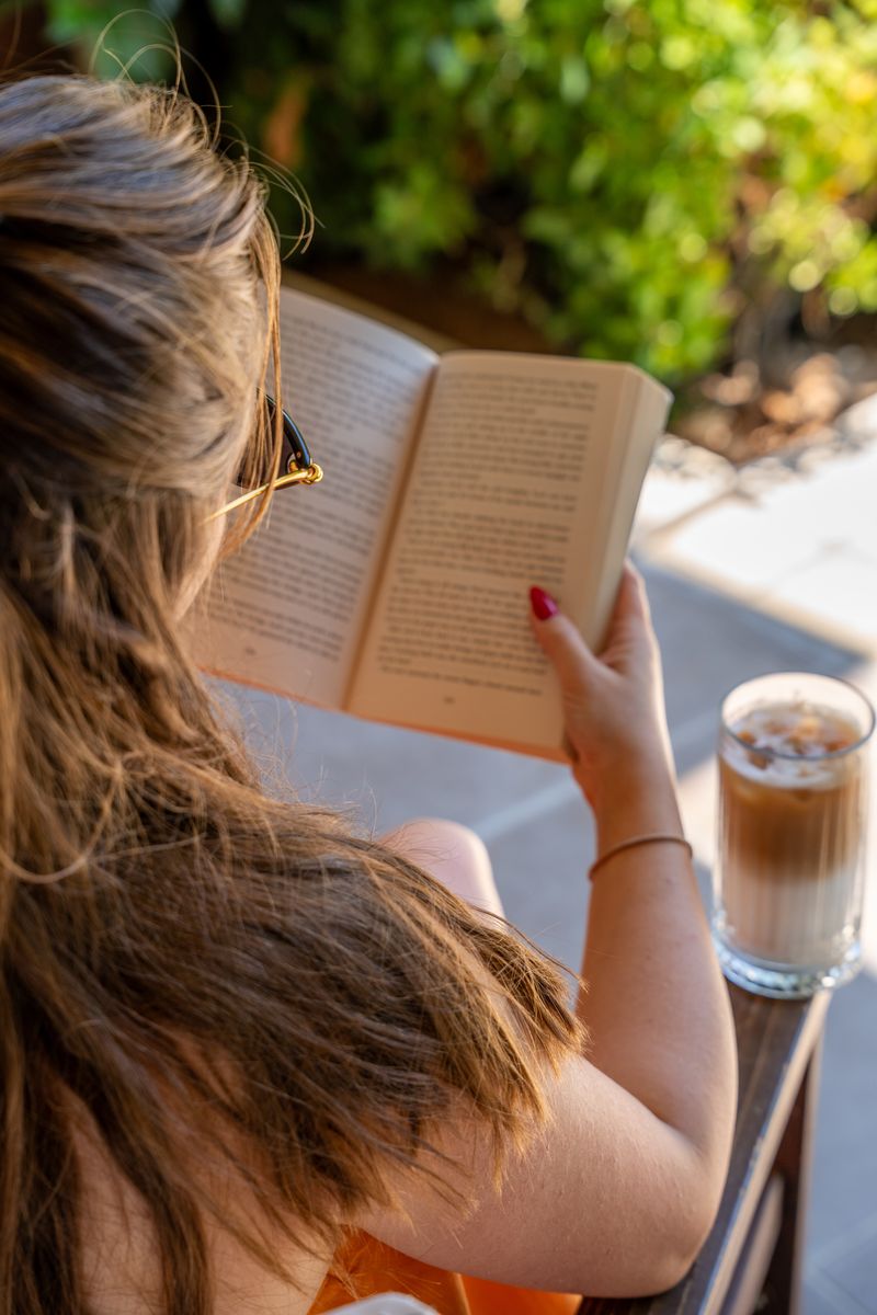 Renka'nın bahçesinde kitap okuyan bir misafir ve buzlu kahve